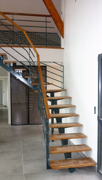 CREER ET POSER UN ESCALIER DESIGNE DANS UNE MAISON D ARCHITECTE